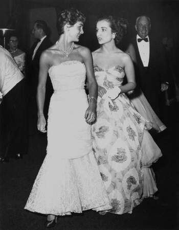 Jacqueline Kennedy et sa soeur Caroline Lee Canfield au bal franco-américain au Waldorf Astoria à New York en 1954.