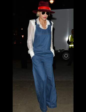 Rita Ora et sa combi en jean