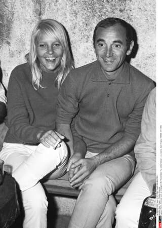 Charles Aznavour avec sa compagne Ulla Thorsell lors d'une soirée à Saint-Tropez, en juillet 1965.