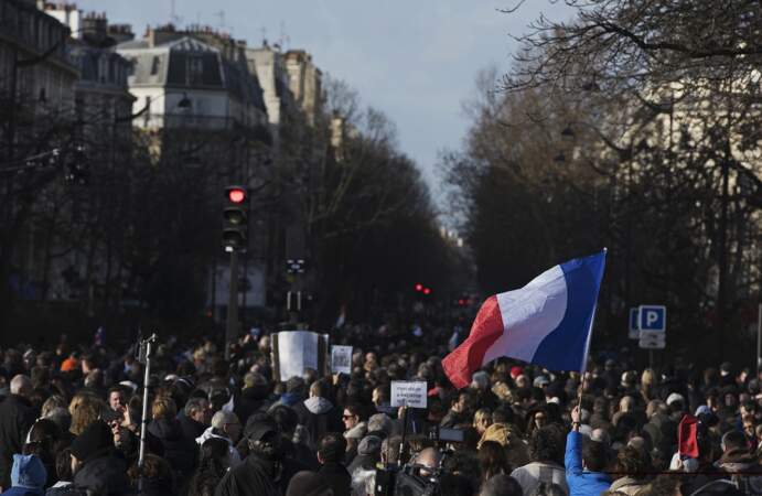 Une manifestation républicaine est organisée, suivie par plus de 3,7 millions de français