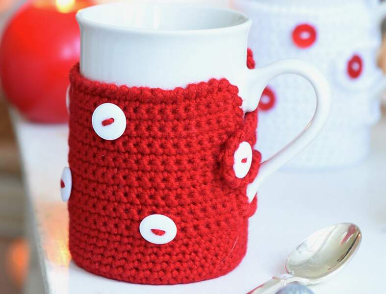 Une décoration de Noël tradi en rouge et blanc avec... Des mugs douillets