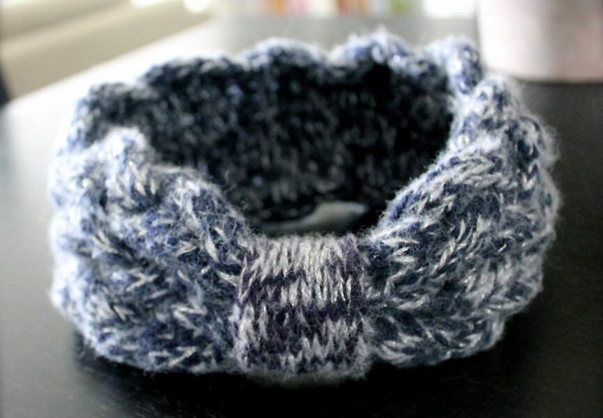 Un bandeau tricoté argenté
