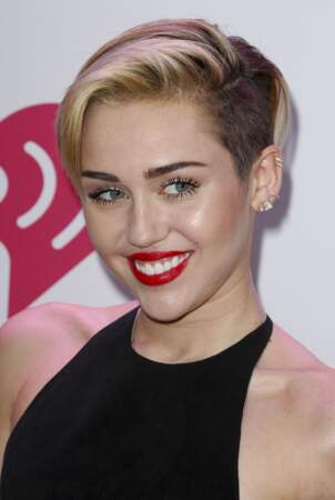 ...Miley Cyrus en 2013, cette tendance aux coiffures rasées d'un côté s'est pas mal développée chez les people....