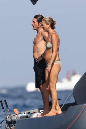 Kate Moss : la top de 45 ans s'éclate en bikini sur un yacht à Saint-Tropez