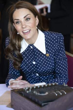 Kate Middleton sublime dans une robe à pois boutonnée