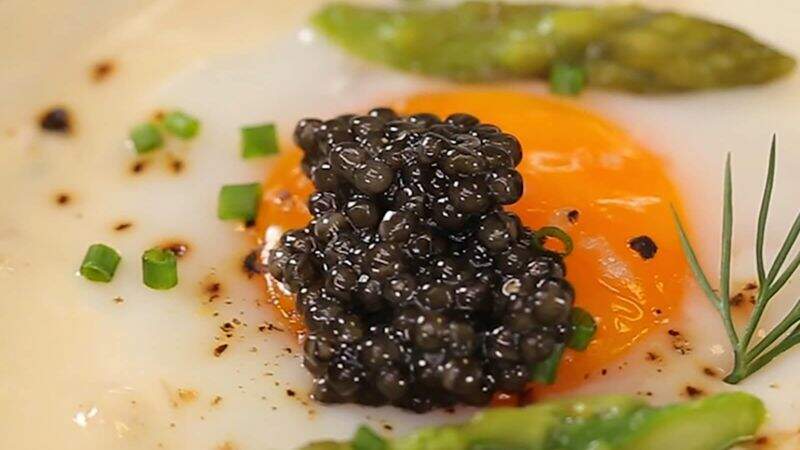 Oeuf cocotte, asperges et caviar