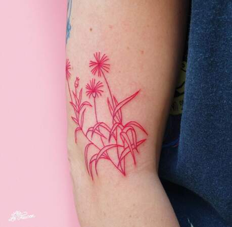 Le tatouage fleurs à l'encre rouge