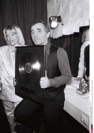 Charles Aznavour et sa femme Ulla Thorsell dans sa loge à l'Olympia, à Paris, le 15 avril 1980.