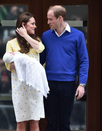 Kate Middleton et le prince William avec la princesse Charlotte à l'hôpital St Mary de Londres, le 2 mai 2015