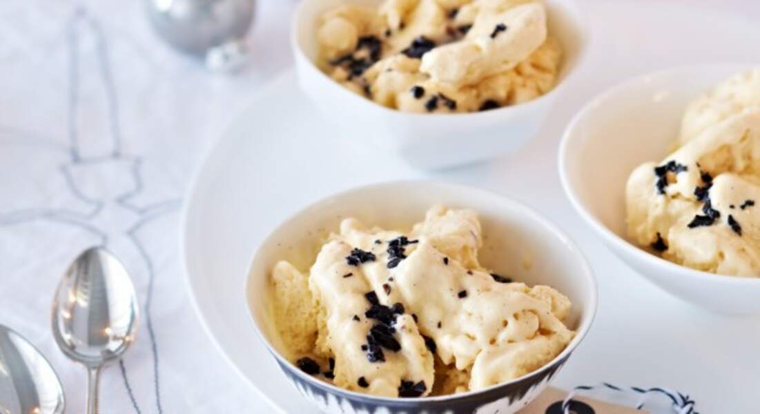 Crème glacée au lait d’amandes et copeaux de chocolat noir