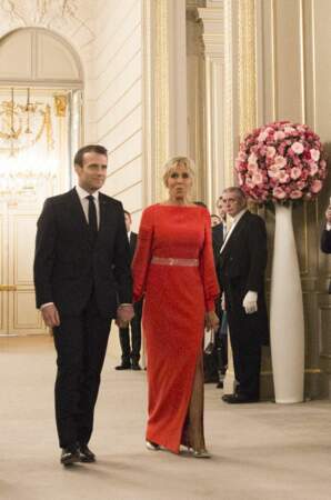 Brigitte Macron : cette passion pour les longues robes fendues qu'elle partage avec une star de Game of Thrones
