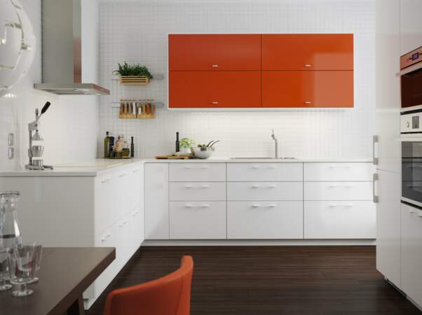 Cuisine Ikea blanche et orange