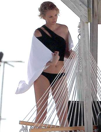 Charlize Theron canon en bikini à 41 ans 