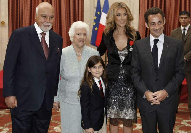 Céline Dion entourée de René-Angélil, René-Charles, sa maman Thérèse et Nicolas Sarkozy