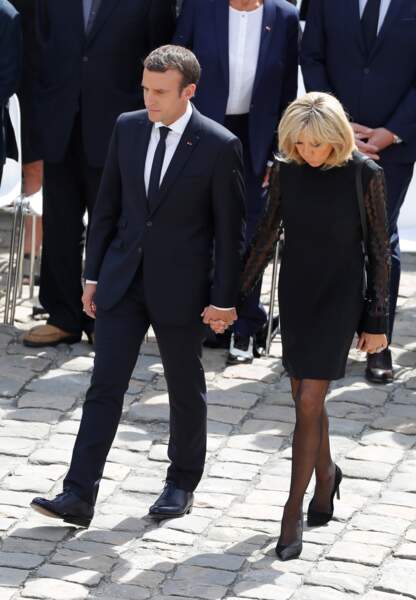 Brigitte et Emmanuel Macron unis et main dans la main lors des obsèques de Simone Veil. 
