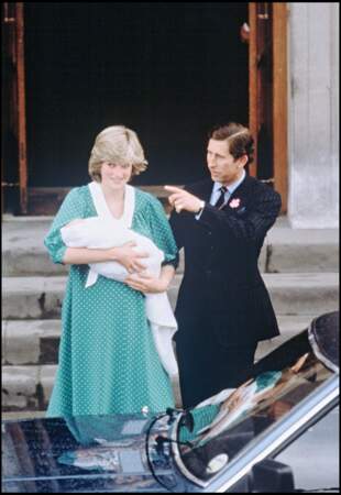 Lady Diana et le prince Charles avec le prince William à l'hôpital St Mary de Londres, le 22 juin 1982