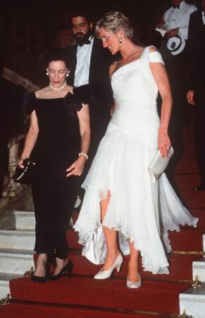 Lady Diana dans une robe blanche asymétrique