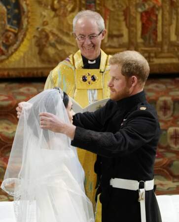 Le Prince Harry soulève le voile de sa femme, Meghan Markle