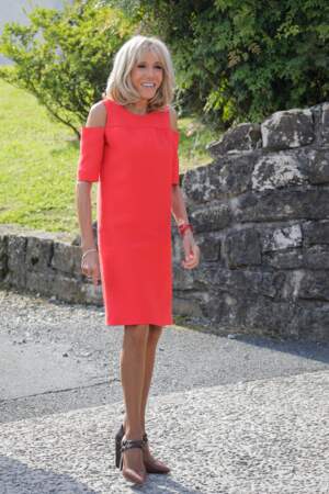 Brigitte Macron sublime en petite robe rouge