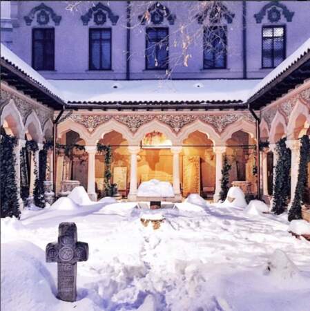 A Bucarest, le cloître d'une église enfoui sous la neige