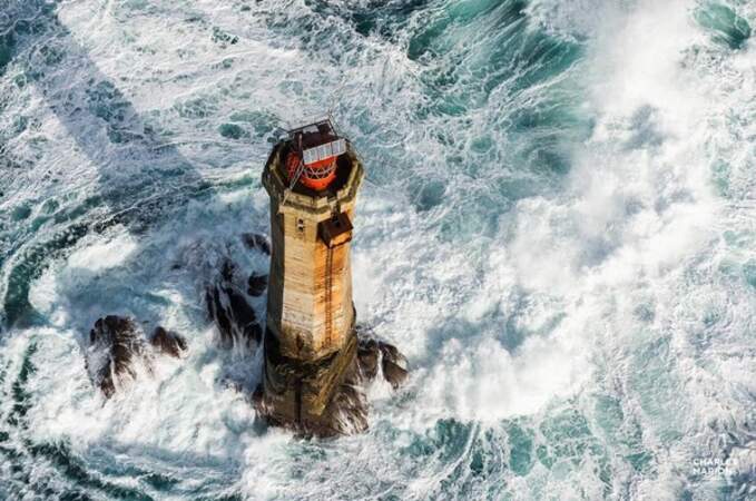 Sublime photo aérienne du phare de Nividic à Ouessant