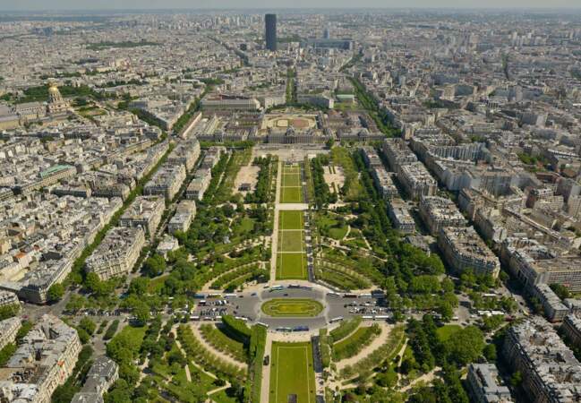 La vue extraordinaire sur Paris et le Champ de Mars particulièrement 