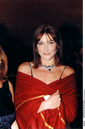 Carla Bruni retrouve ses cheveux bruns en 1998
