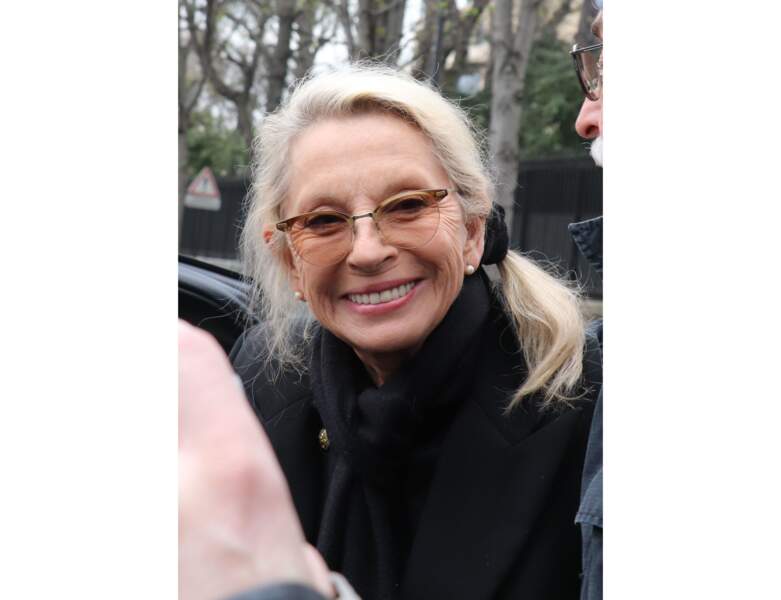 En 2019, alors qu'elle va fêter ses 70 ans, elle apparait souriante avec des cheveux blancs