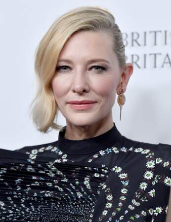 Une coiffure “one shoulder” sur cheveux courts comme Cate Blanchett