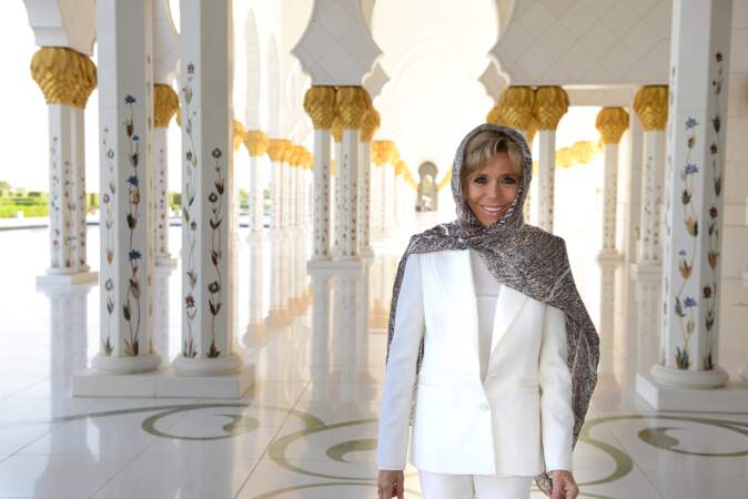 Brigitte Macron en visite à la mosquée Cheikh Zayed à Abu Dhabi le 9 novembre