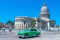 Vieille voiture américaine près du Capitol La Havane