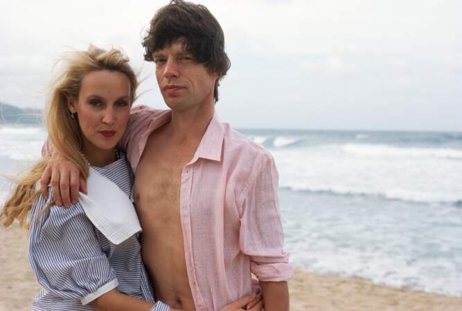 Mick Jagger et Jerry Hall sur les plages de la Barbade le 1er décembre 1983.