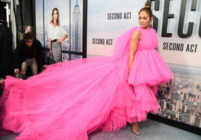 Jennifer Lopez : à presque 50 ans, la bomba latina ose une robe totalement délirante !