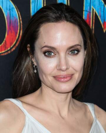 Angelina Jolie porte une robe Atelier Versace à l'avant première mondiale du film Dumbo 