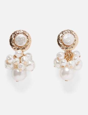 Incontournable de la maison Chanel : les boucles d'oreilles avec perles