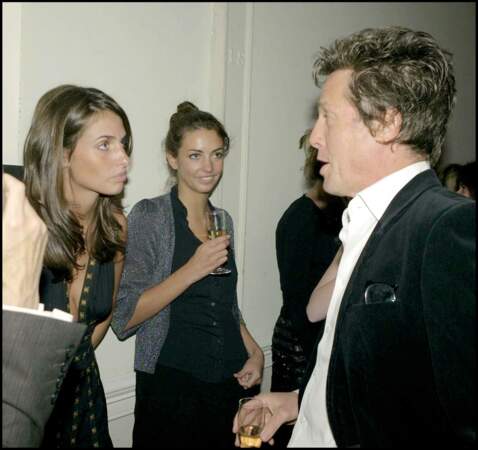 Marina Hanbury, sa soeur Rose Hanbury et Hugh Grant assistent à un dîner à Londres le 26 septembre 2007.