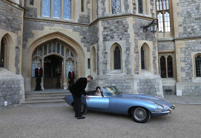 Le couple prend place au volant d'une Jaguar... électrique !