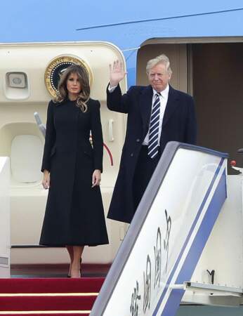 Melania Trump en Asie : élégant manteau noir 
