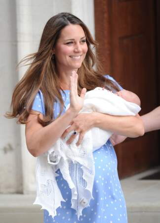Kate Middleton et le prince William avec le prince George à l'hôpital St Mary de Londres, le 23 juillet 2013