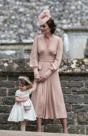 Princesse Charlotte porte une robe dont la ceinture est dans le même coloris que la tenue de Kate Middleton