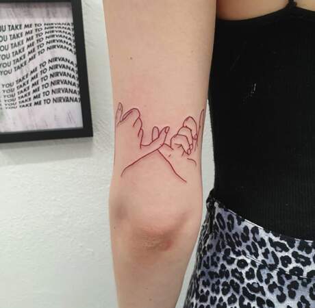 Le tatouage à l'encre rouge sur le bras