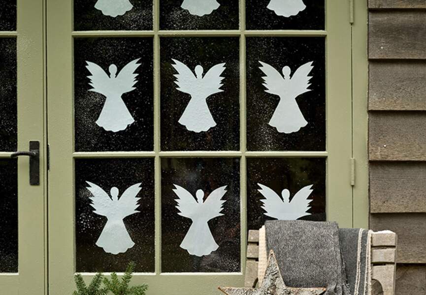 Des anges en papier à la fenêtre