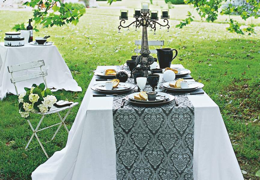Une table de mariage en noir et blanc