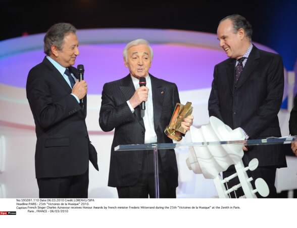 A Paris, aux Victoires de la Musique en 2010, Charles Aznavour reçoit une Victoire d'honneur.