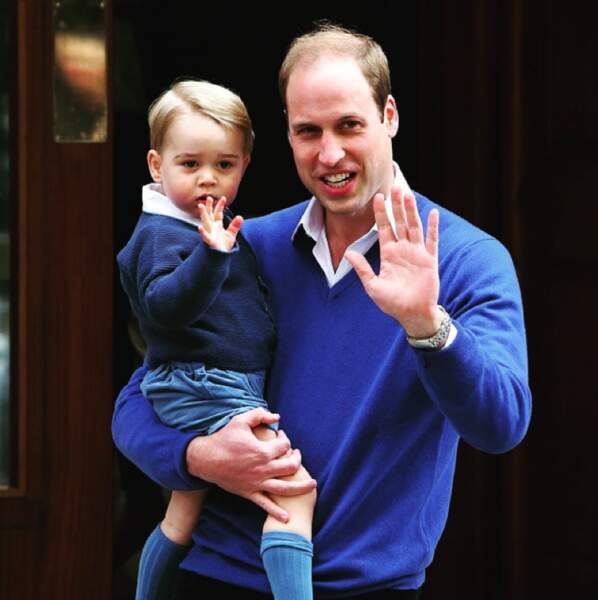 Prince George dans les bras de son père pour la naissance de Princesse Charlotte (2 mai 2015)
