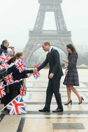 Au Trocadéro, le duc et la duchesse de Cambridge sont dans leur élément au moment de saluer les badauds