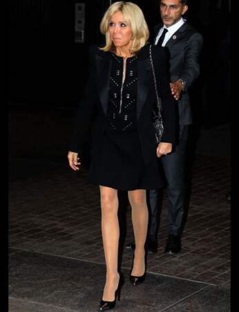 Brigitte Macron : robe noire glamour