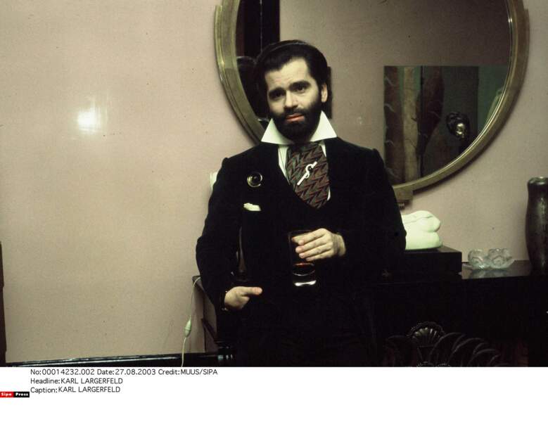 Karl Lagerfeld, avec un look dandy, chez lui en 1973.