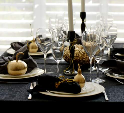 Une table de Noël en noir et or
