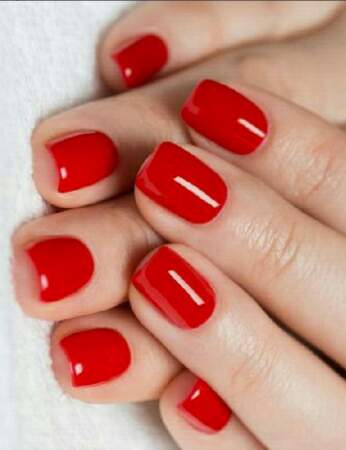 Ongles courts : le rouge coquelicot